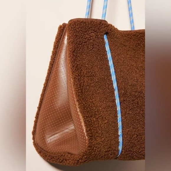 Anthropologie Annie Sherpa Tote Bag Includes Wristlet NWOT (SOLD OUT Online) - Picture 4 of 4